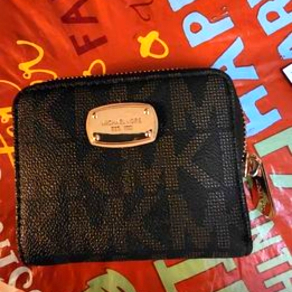 New Michael kors wallet never used